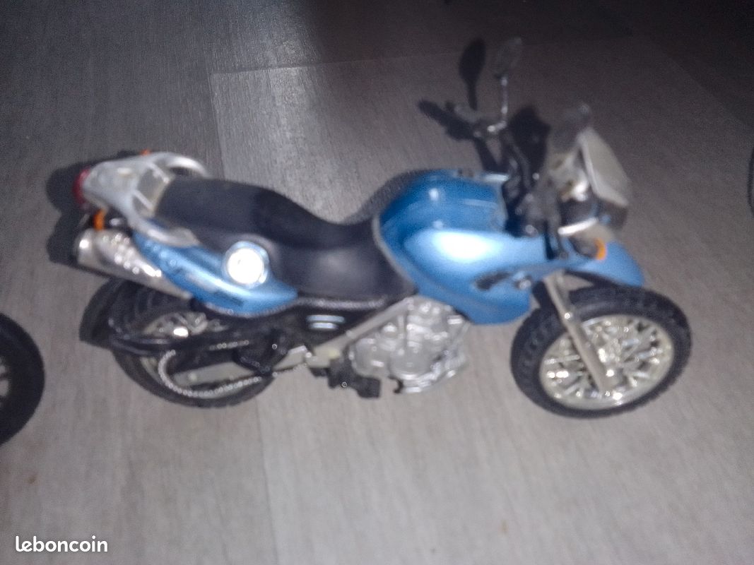 2 motos trails miniatures collections Maisto 1:18 (image 3)