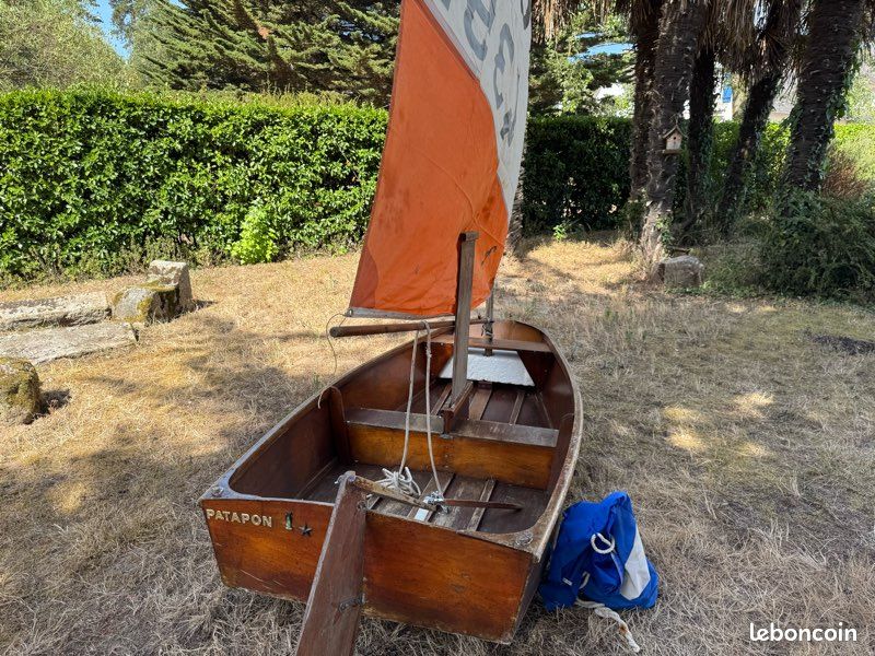 Optimist ancien en bois avec voile complète – joli bateau à remettre à l’eau (image 2)