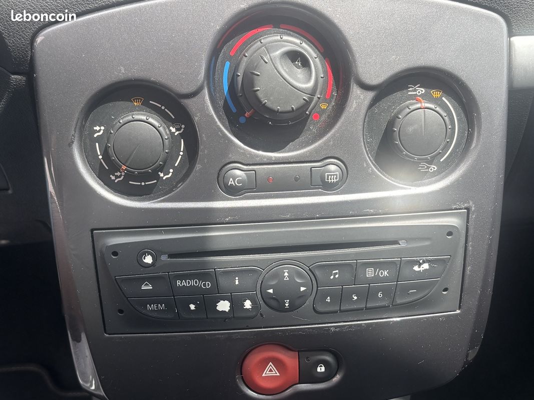Renault CLIO III 1.5 DCI 75CH EXPRESSION CLIM ECO² 5P (image 8)