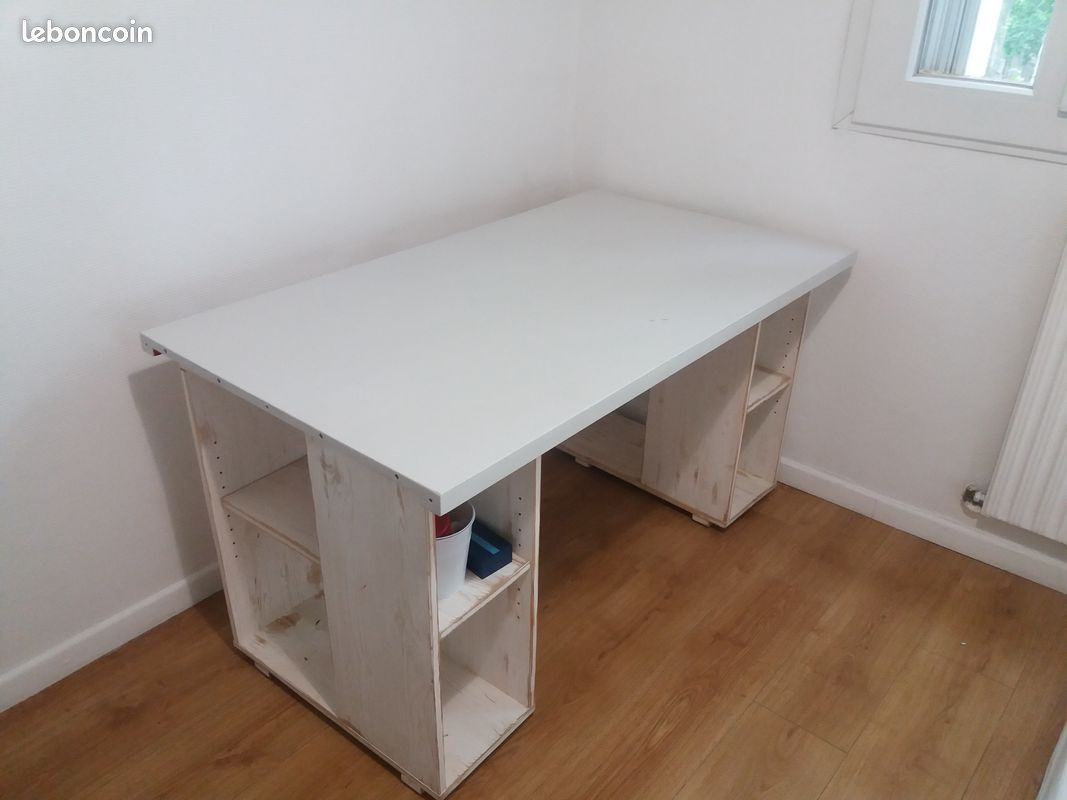 Bureau bois gris (+ pieds blancs) (image 1)