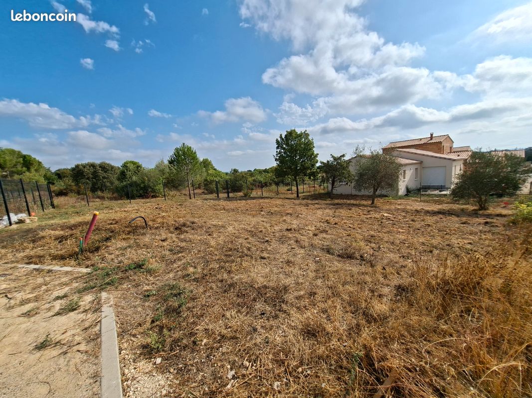 Terrain constructible viabilisé - 660 m2 · à Montignargues · 102 000 €