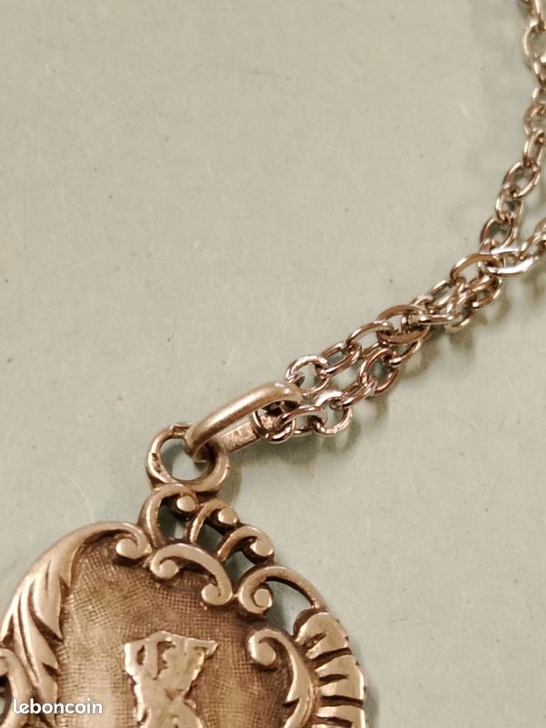 Ancien pendentif médaille Art nouveau en métal argenté, médaillon d'une femme avec une torche. (H12) - France