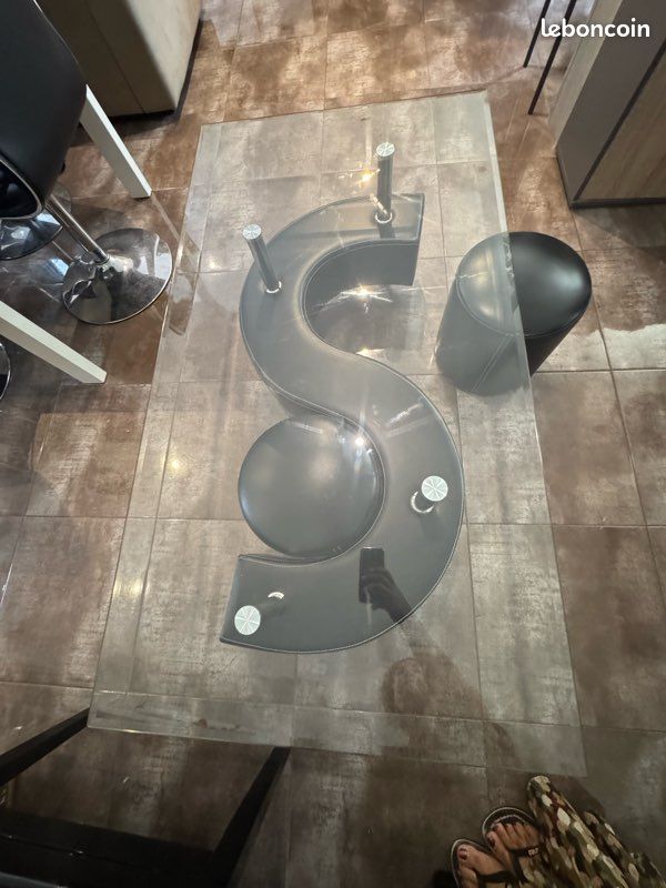 Table basse avec poufs (image 1)