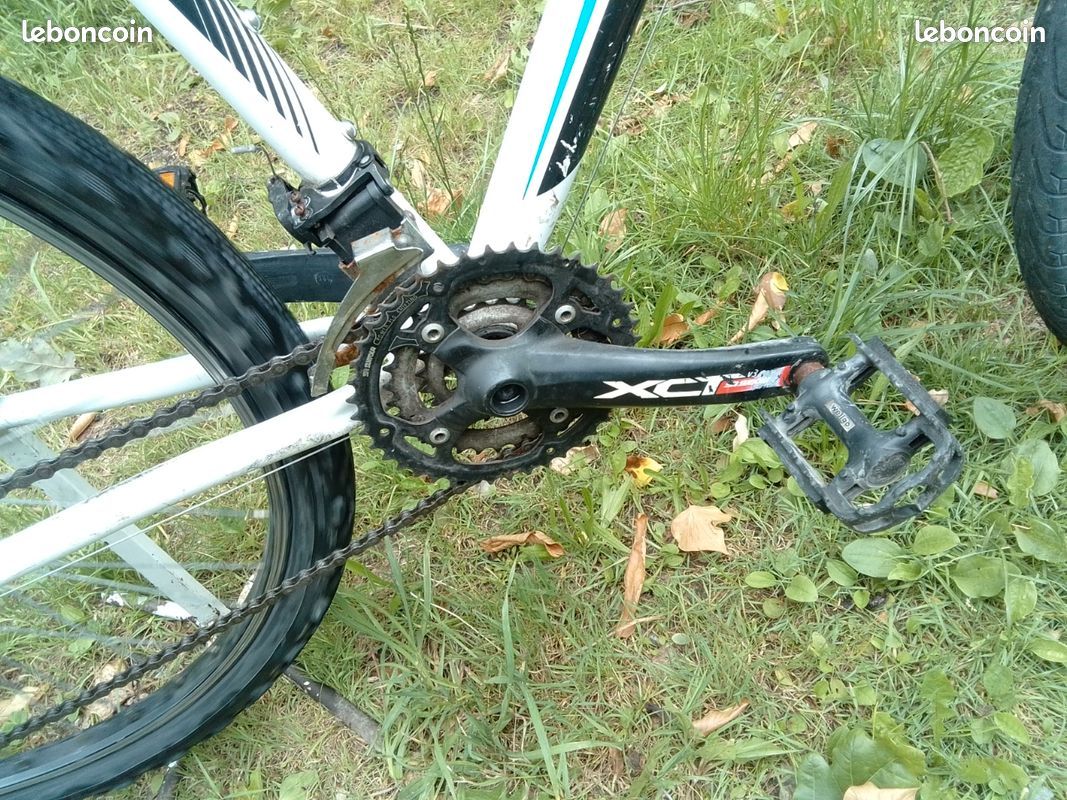 VTT BH en aluminium blanc, équipé de freins hydrauliques et d'une transmission 3 plateaux 9 vitesses Shimano Alivio. 27 vitesses au total (image 13)