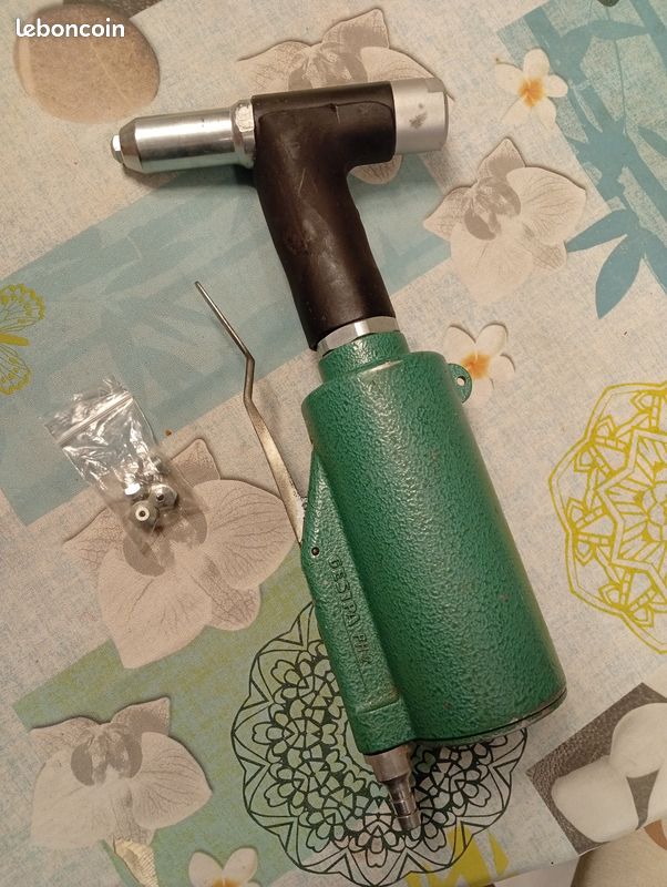 Outils de pose de rivets aveugles pneumatiques