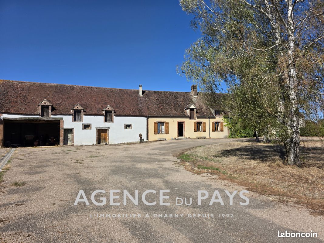 Maison 6 pièces 141 m² · à Charny Orée de Puisaye · 141 m² · 138 000 €
