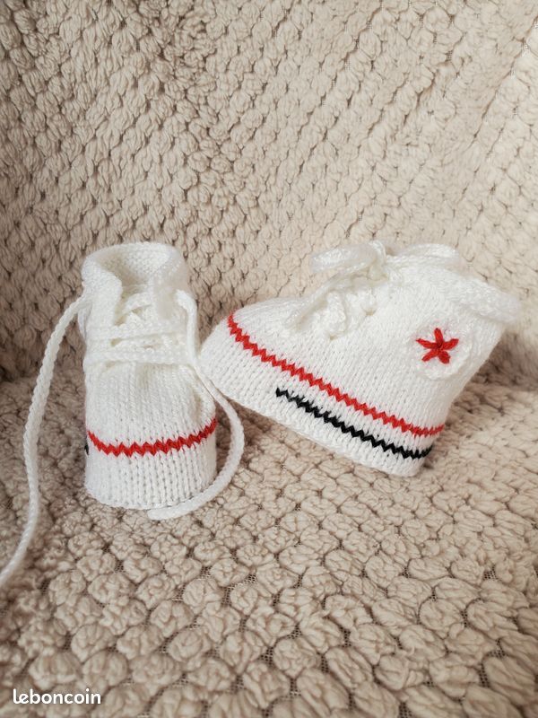 Chaussons baskets style "CONVERSE" Blanche, laine spéciale layette, tricot fait main, taille 0-3 mois (image 1)