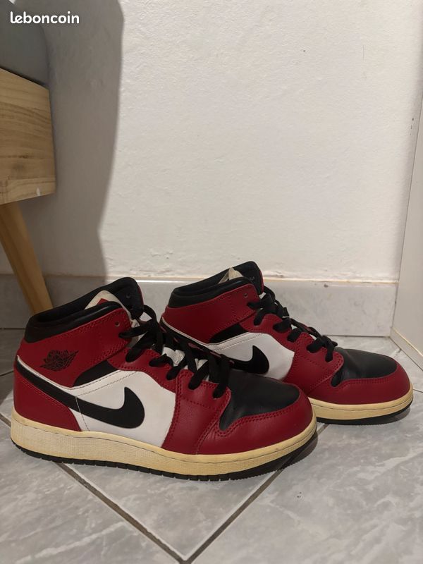 Air Jordan 1 mid chicago black toe (image 1)