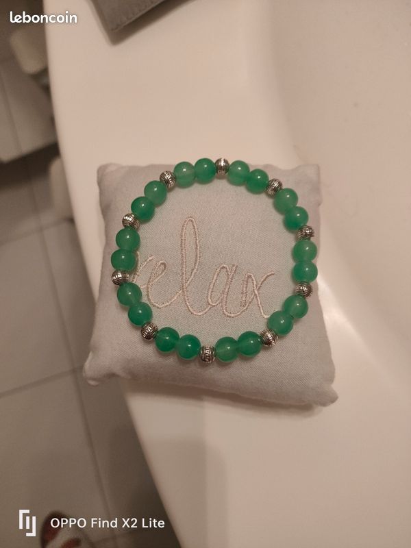 Bracelet élastique perles en verre et décorations argentées (image 1)