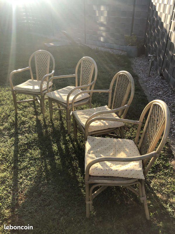 Table En Verre Et Chaises En Rotin (image 2)