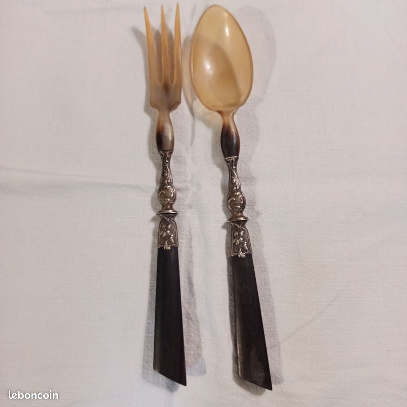 Service à salade ancien en corne française : fourchette et cuillère rococo plaquées argent. - France