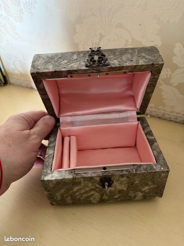 Boîte à bijoux metal doré et velours rose poudré, rangement bijoux