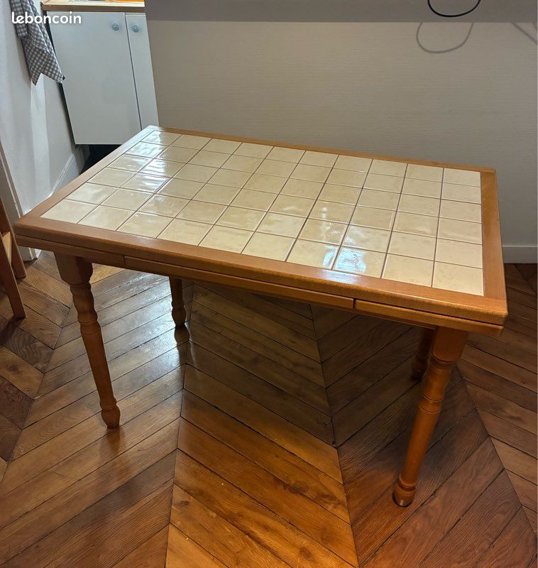 Table en bois avec plateau carrelé (image 2)