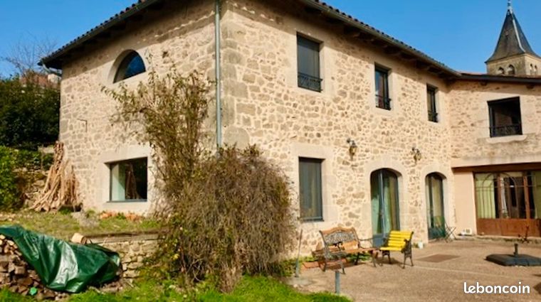 Belle grange renovee , pour chambres d'hotes ou famille, avec piscine, sur 4637 m2 aux environs de figeac (lot)