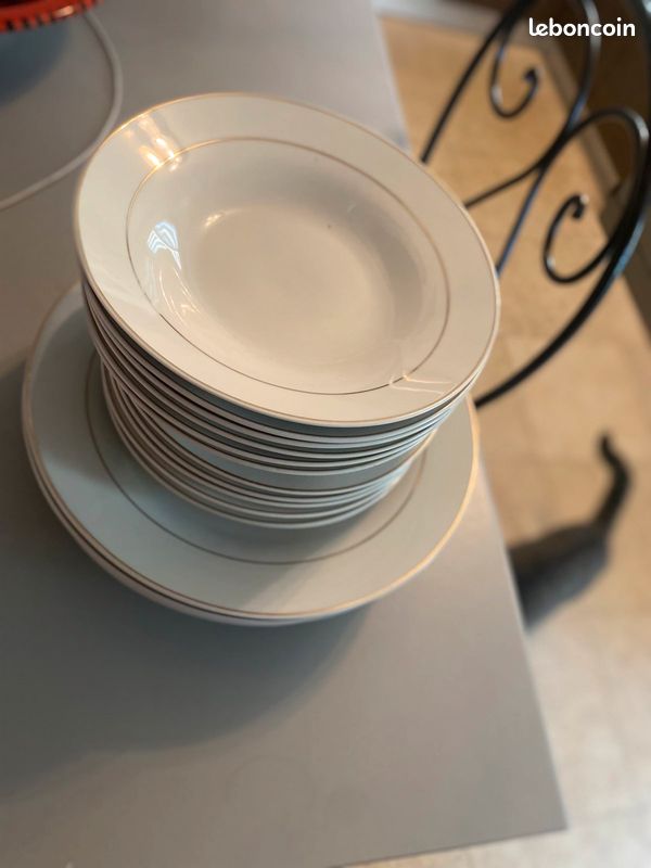Service en porcelaine assiettes et saladier (image 1)
