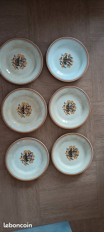 Lot 6 assiettes Creil Montereau motif oeillets (image 1)