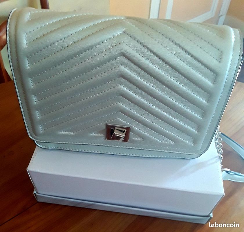 Sac à main neuf, couleur argent, bandoulière réglable, poches et