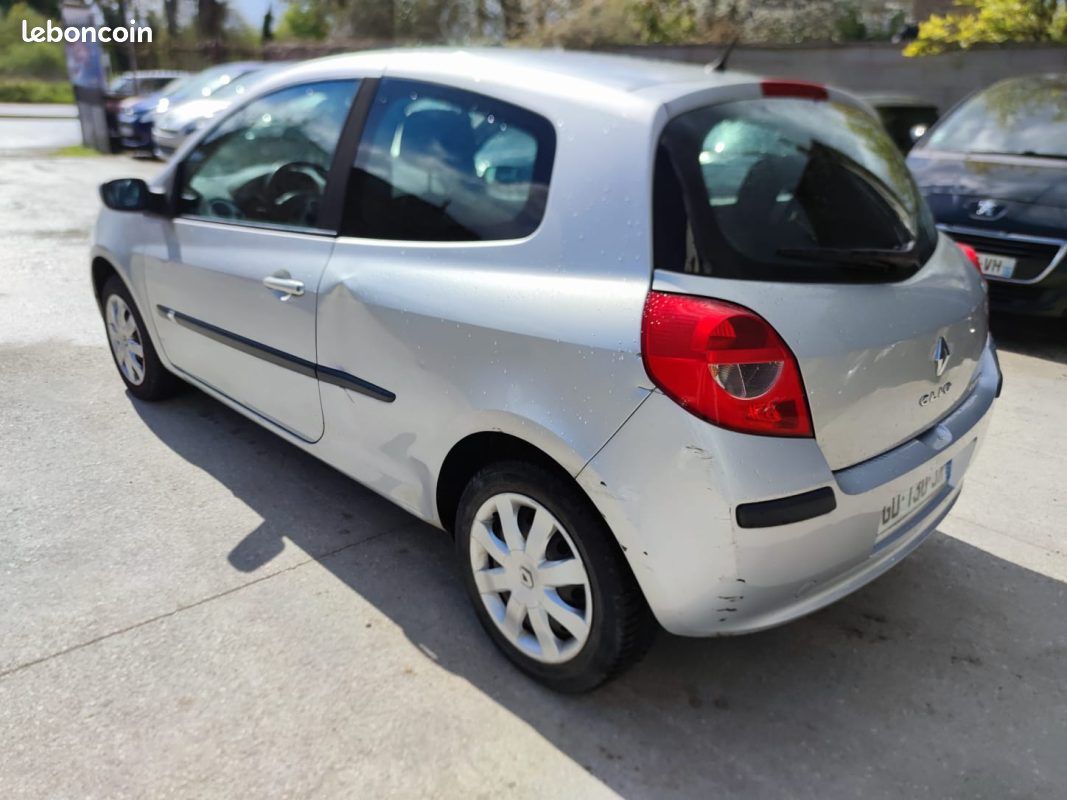 Renault clio iii confort dynamique 1.2 16v 2007 (image 11)