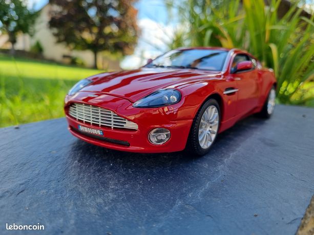 Burago 1/18 Scale Diecast DC18722C Aston Martin Vanquish - Red With