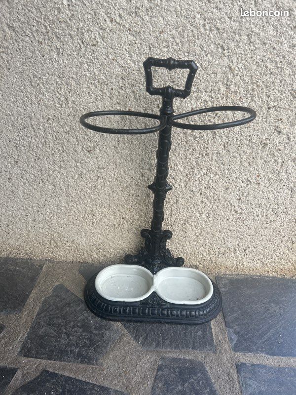 Porte-parapluies ancien en fonte avec bacs en porcelaine (image 1)