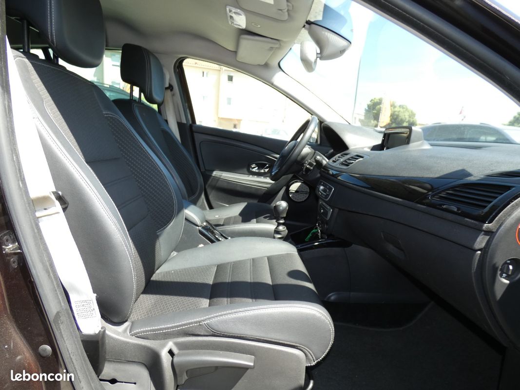 RENAULT MEGANE III BERLINE dCi 110 FAP Energy eco2 Bose (image 17)