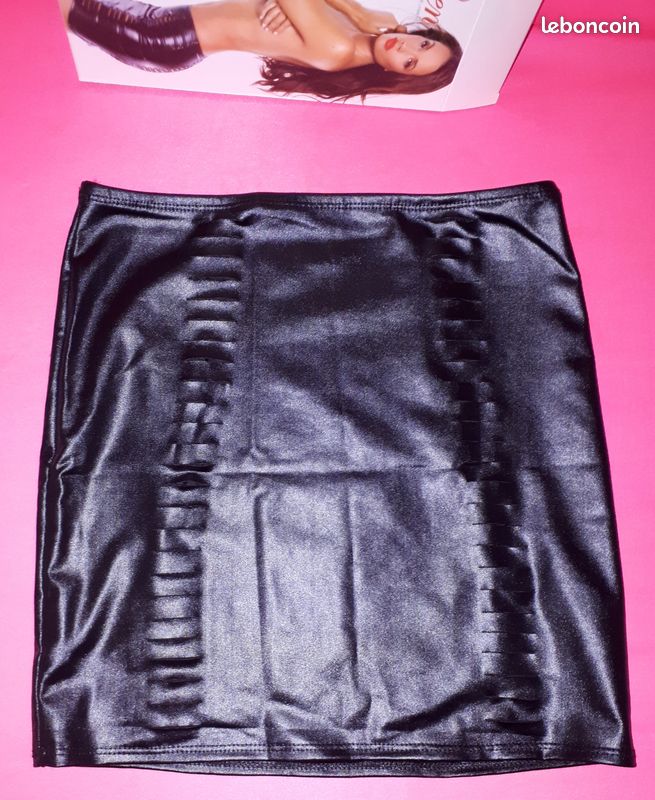 Je vends une jupe en wetlook neuve taille S (image 2)