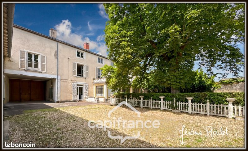 Maison 11 pièces 305 m² · à Neuville-de-Poitou · 305 m² · 255 000 €