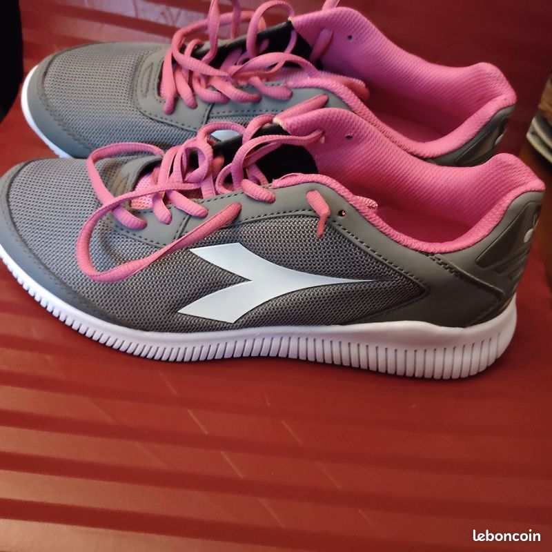 Tennis femme neufs pointure 41 28 euros (image 1)