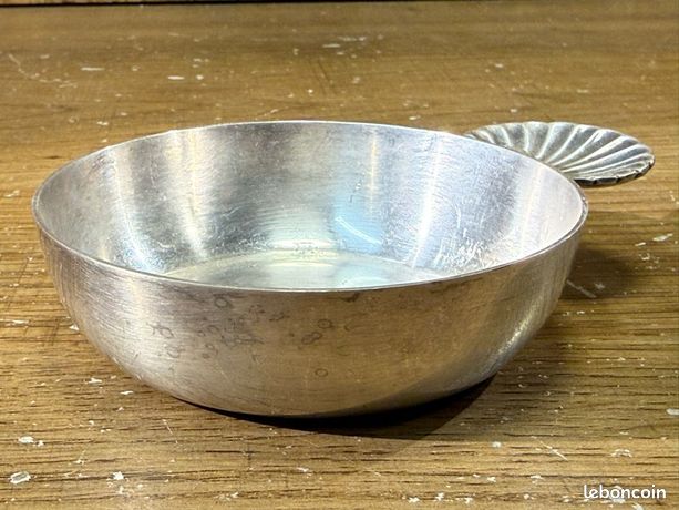 237) Tasse à vin en argent, poinçon d'orfèvre IC, un coeur et une