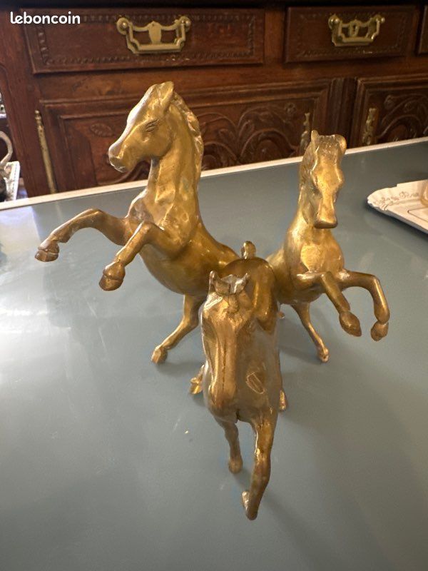 Décoration murale vintage en laiton – Fer à cheval et têtes de