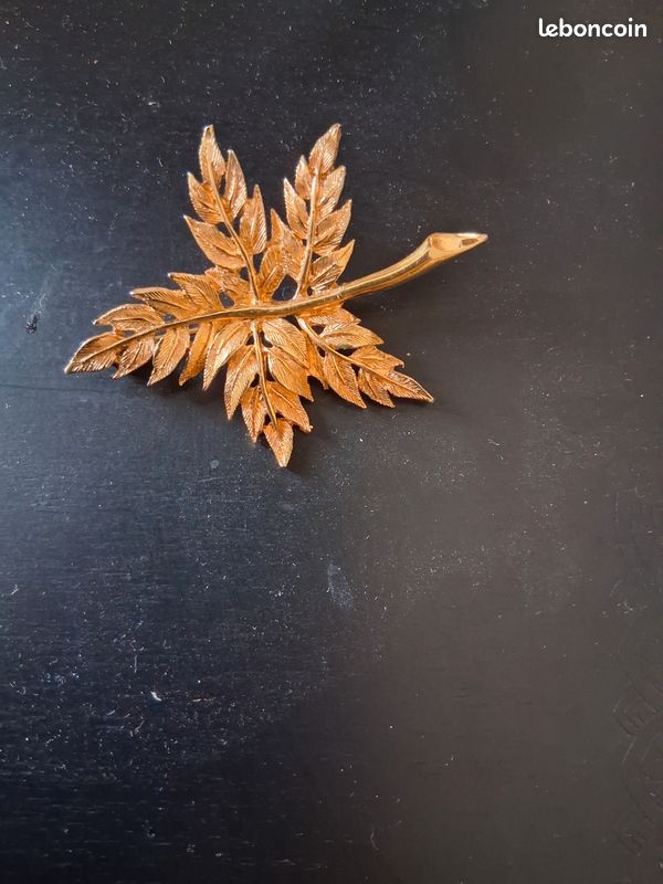 Jolie Broche Vintage En Métal Plaqué Feuille - Occasion, Bijou Ancien Pour Col Ou Veste