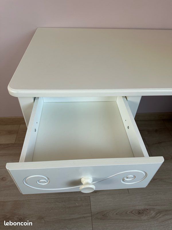 Bureau (image 2)