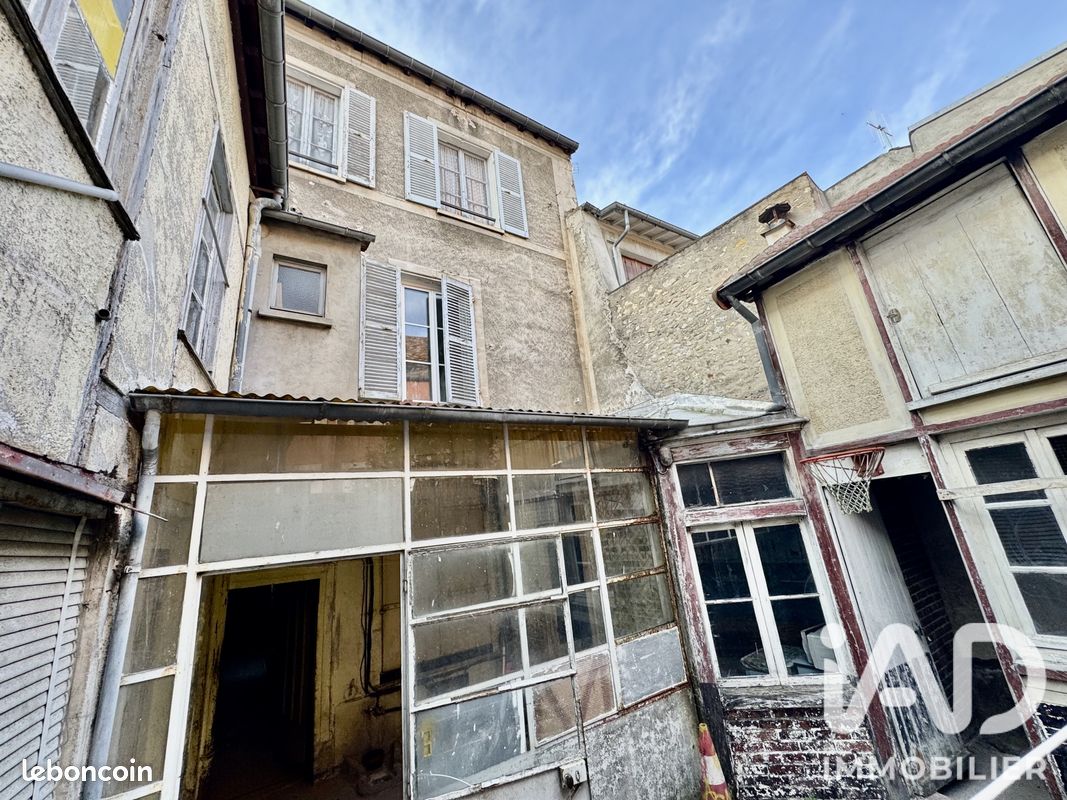 Immeuble 264 m² · à Étampes · 264 m² · 275 000 €