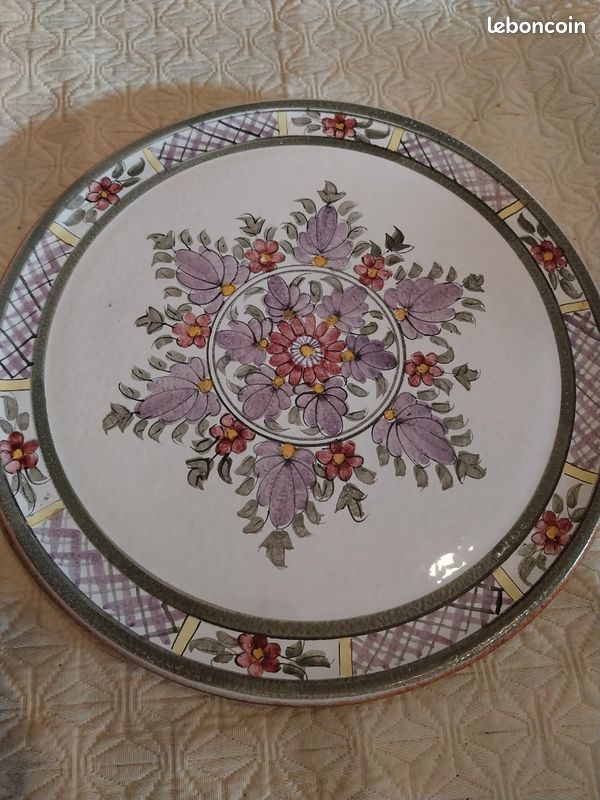 Grand plat rond céramique Abbaye Notre Dame du Bec Hellouin décor fleurs mauves (image 1)