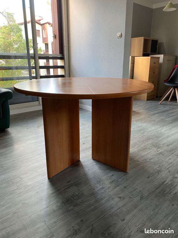 Table ronde en bois (image 2)