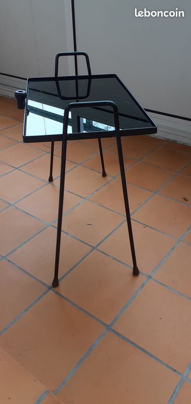 Table basse vintage en fer forgé et verre opalin noir, années 1950 (image 3)