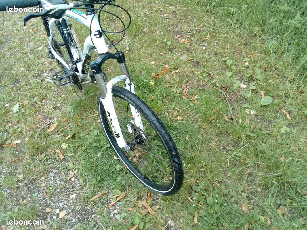 VTT BH en aluminium blanc, équipé de freins hydrauliques et d'une transmission 3 plateaux 9 vitesses Shimano Alivio. 27 vitesses au total (image 20)
