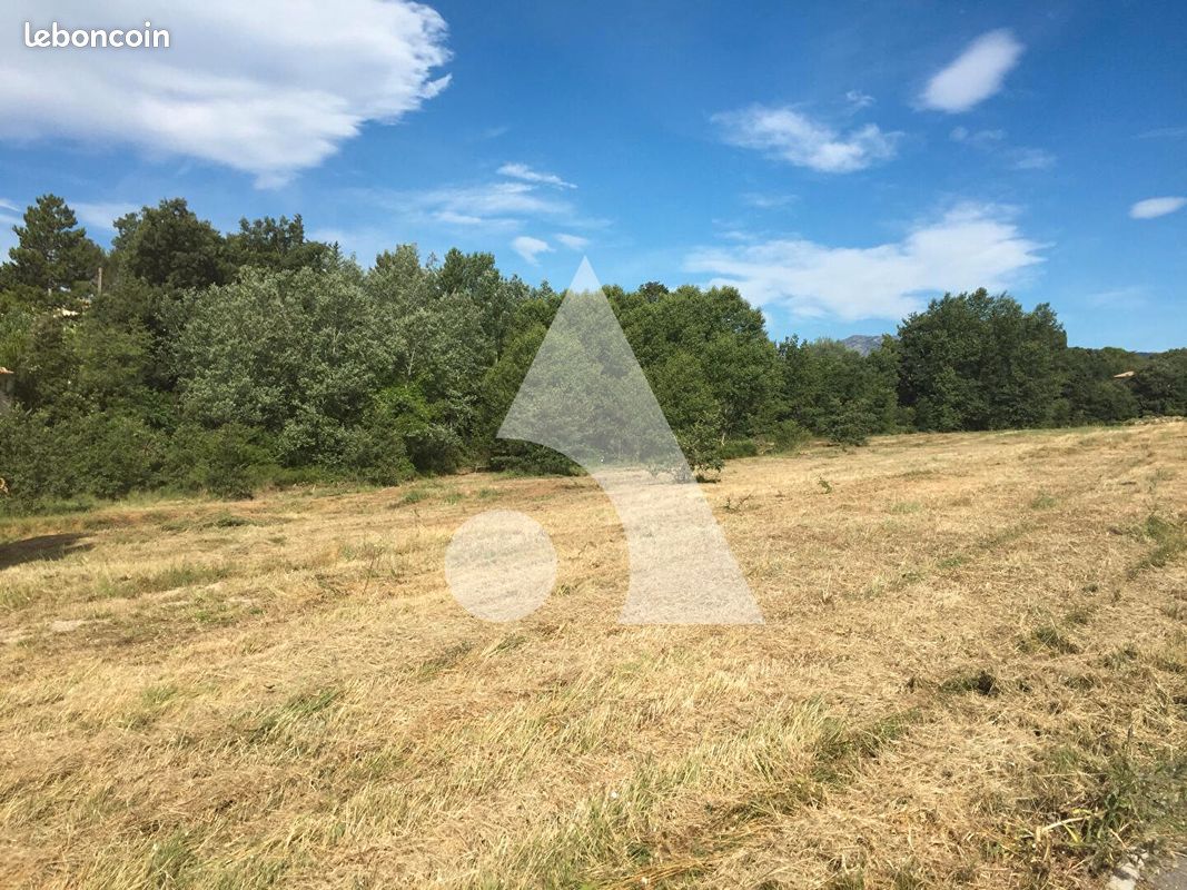 Terrain 1618 m² · à Pourrières · 1 618 m² · 225 000 €