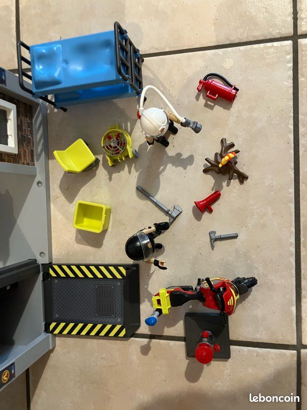 Playmobil caserne de pompier portative (71193) (image 3)