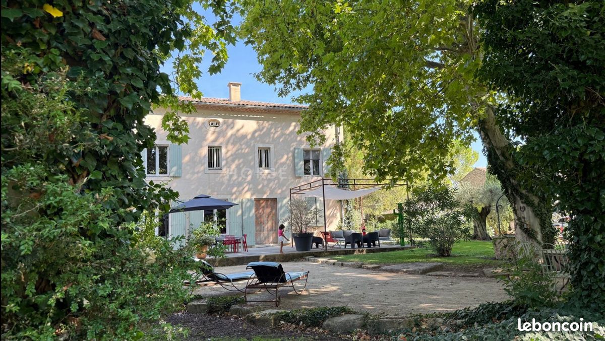 Maison 12 pièces 800 m² · à Charleval · 800 m² · 2 300 000 €