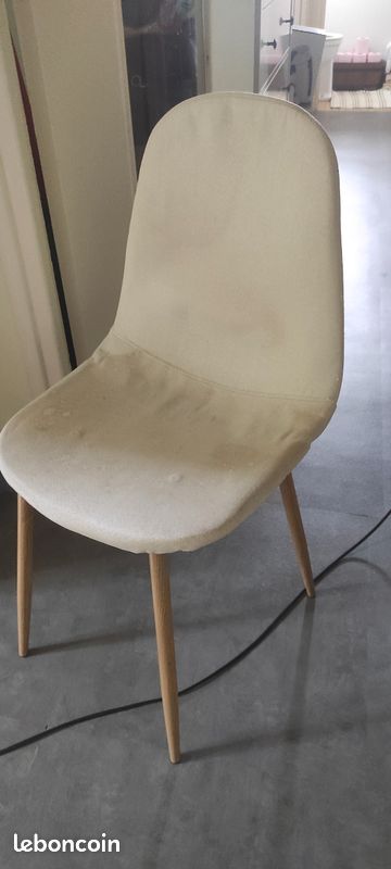 Chaise scandinave
Très taché (image 1)
