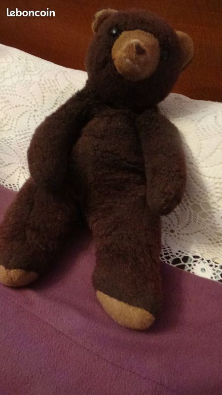 Ours en peluche vintage jouant au patinage à roulettes ensemble. Mignon Sweat à Capuche