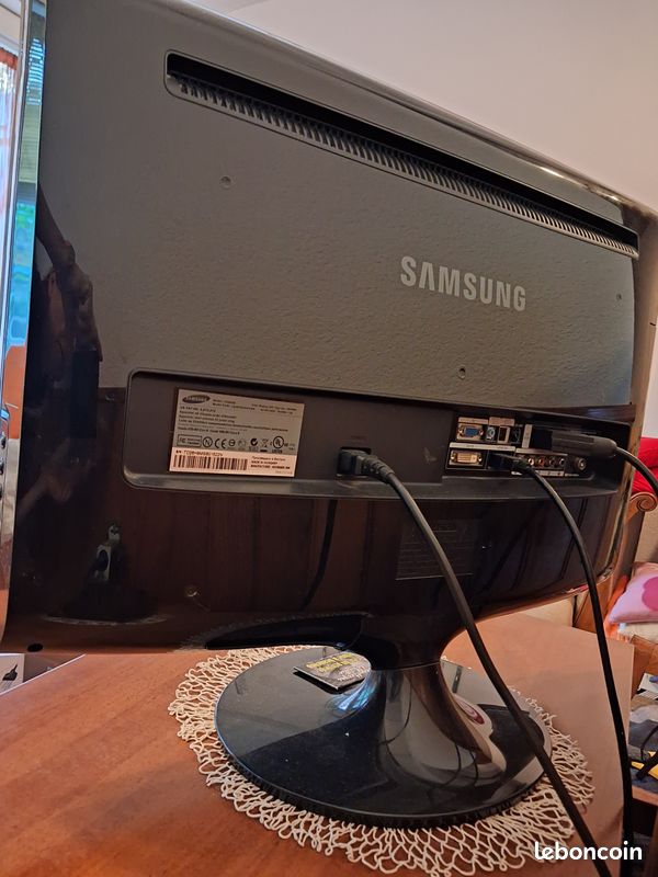 Téléviseur SAMSUNG 61 X 50 cm d'encombrement total (image 5)