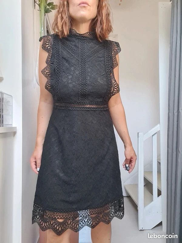 Robe noire en dentelle à col montant – Shein – Taille M Vêtements