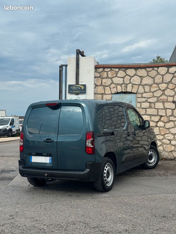 Peugeot Partner 2025 BlueHDi 130 - 39 000KM - LED - Écran tactile - GPS - CarPlay - Caméra - Équipé Avalanche (image 2)