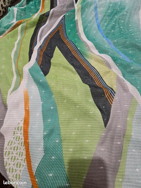 Grand foulard vert. 175×71cm (image 1)