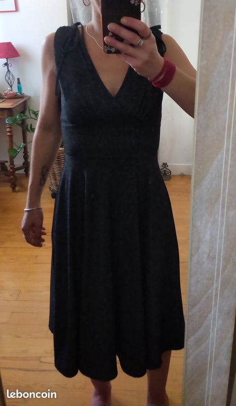 Jolie robe Hell Bunny argentée effet pailleté XS-S (image 1)