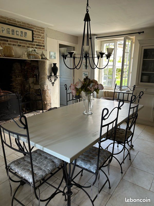Belle table avec ses 6 chaises forgées + lustre (image 1)