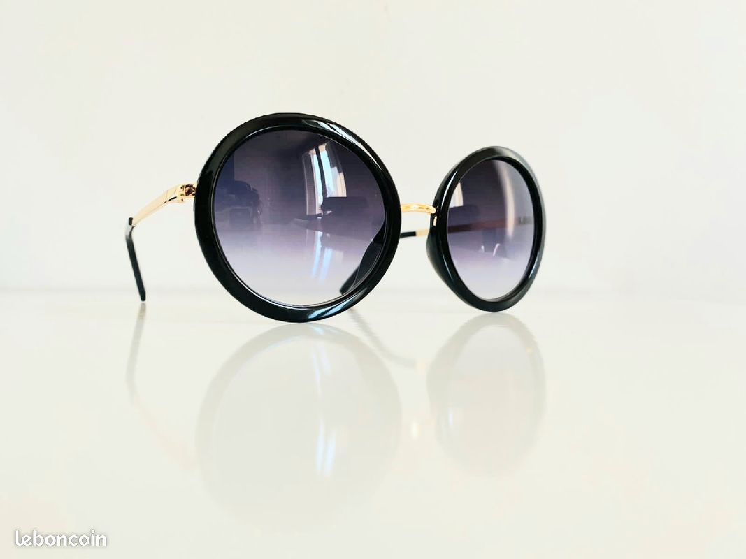 Lunette de soleil femme ronde noire et dorée UV protection