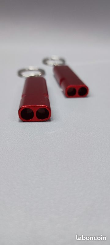 Lot de 100 sifflets d'urgence avec porte-clés, couleurs